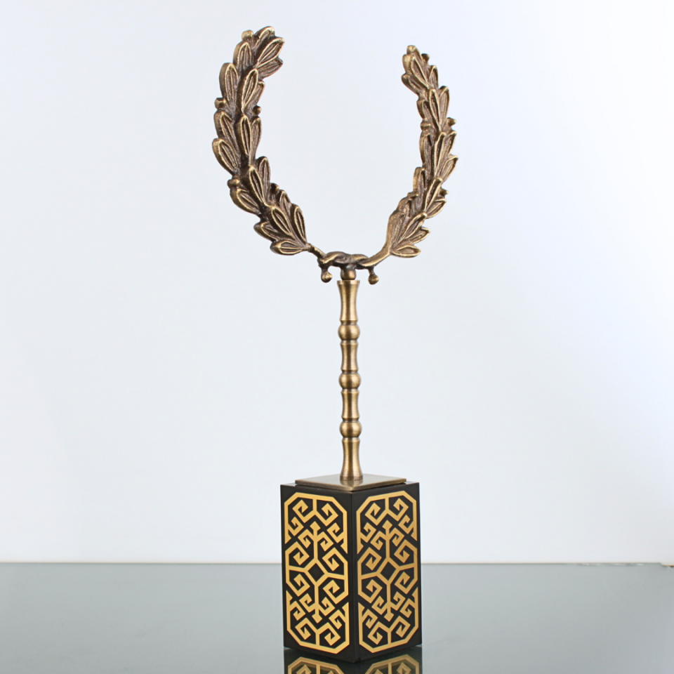 Taç  Masa Objesi Bronz