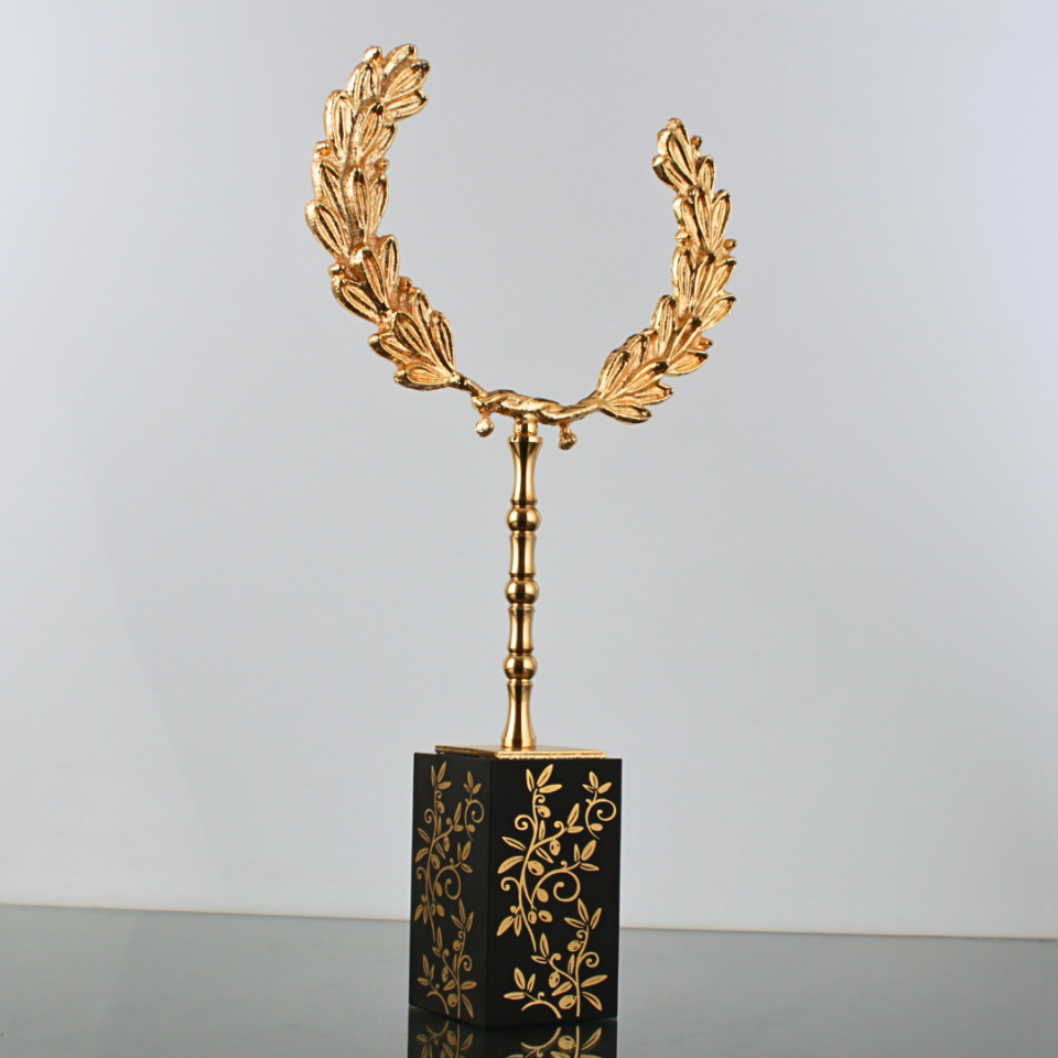 Taç  Masa Objesi Altın